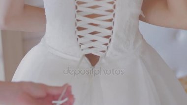 gelinin nedimesi gelinlik üzerinde yay bağlama