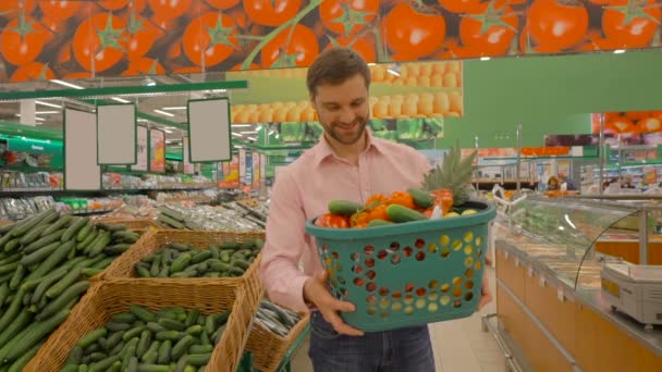 Χαρούμενη άνθρωπος με γεμάτο καλάθι με φρέσκα λαχανικά — Αρχείο Βίντεο