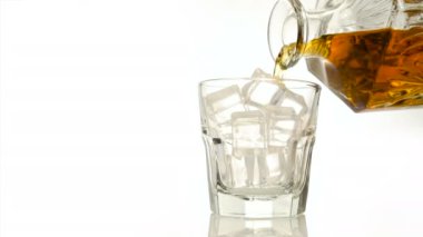 Kopya alanı ile beyaz artalanları üzerinde bir rystal sürahi buzlu viski döktü