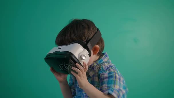 Menino usar capacete de fone de ouvido realidade virtual. RV. Realidade virtual. Resolução 4K . — Vídeo de Stock