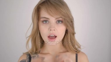 Sürpriz yüz ifade duyguları ile güzel kız