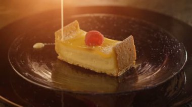 Parçası cheesecake tatlı krema sos ince bir dere dökün,