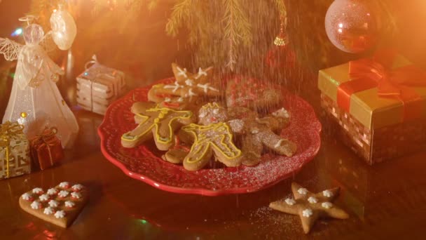 Рождественская концепция с пряничным человеческим печеньем на красной тарелке — стоковое видео