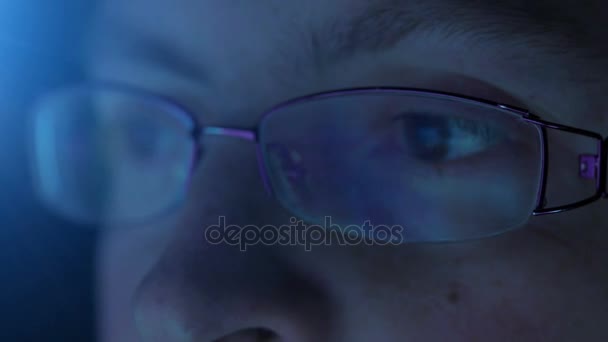 Reflexión en el ojo y gafas de la pantalla del monitor cuando la mujer navega por Internet . — Vídeos de Stock