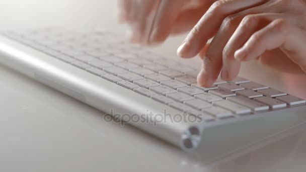 Conceito de tecnologia e programação - close-up de mãos digitando no teclado do computador — Vídeo de Stock