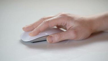 bir bilgisayar fare kullanarak kadın ele