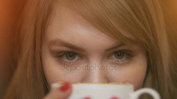 Mujer linda sonriente sosteniendo la taza de café caliente en las manos. Aroma inhalador y relajante — Vídeos de Stock