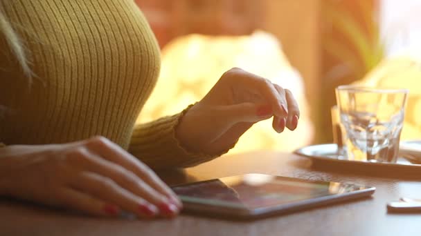 Frauenhand mit Smartphone im Café und weichem Licht mit Vintage-Filter. — Stockvideo