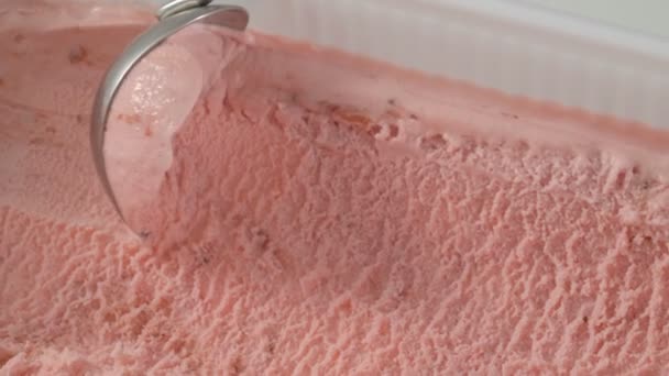 Crème glacée aux fraises sortie du récipient avec cuillère — Video