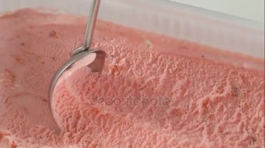 Çilekli dondurma kaşığı ile konteyner dışarı scooped
