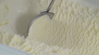 Vanilyalı dondurma konteyner, 4 k video dışarı scooping kapatın