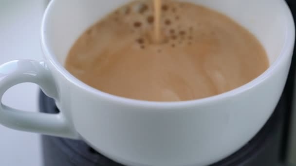 Machine expresso versant le café dans la tasse 