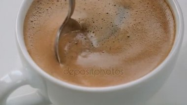 Kaşık kahve köpüğü kıpırdanırken