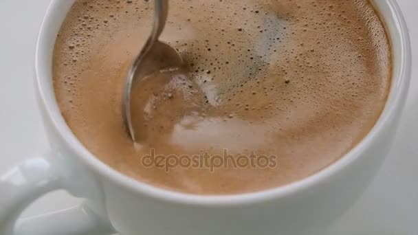 Löffel rührt Kaffeeschaum an — Stockvideo