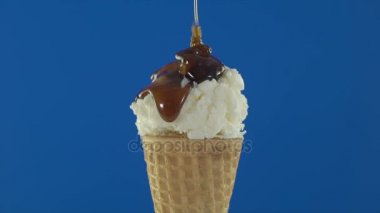 Mavi renkli vanilyalı dondurma kaşık çikolata akan ile sosu