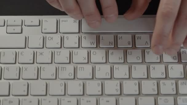 Жіночі руки, які друкують текст на клавіатурі, вид зверху . — стокове відео