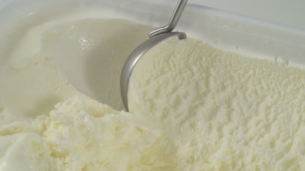 Crème glacée sortant du récipient — Video