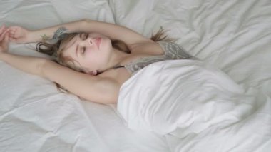 genç güzel şehvetli kadın yatakta yatıyordu