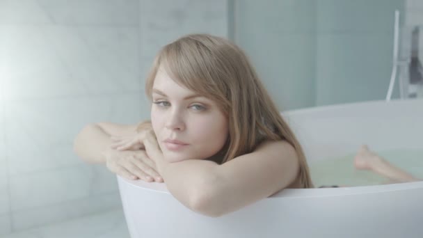 Belle donne che si rilassano nella vasca da bagno con acqua calda — Video Stock