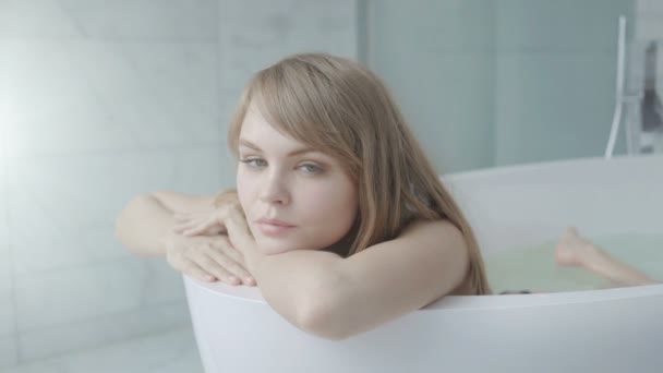 Schöne Frauen entspannen sich in der Badewanne mit heißem Wasser — Stockvideo