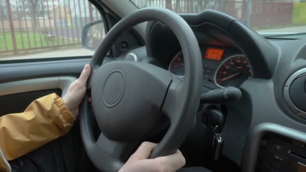 Мужские руки на руле — стоковое видео