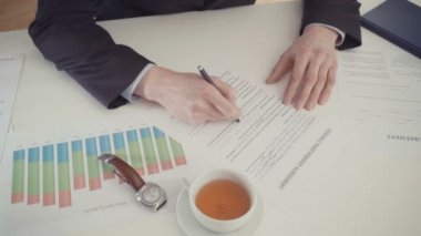 El işadamı ortaklık anlaşması doldurma