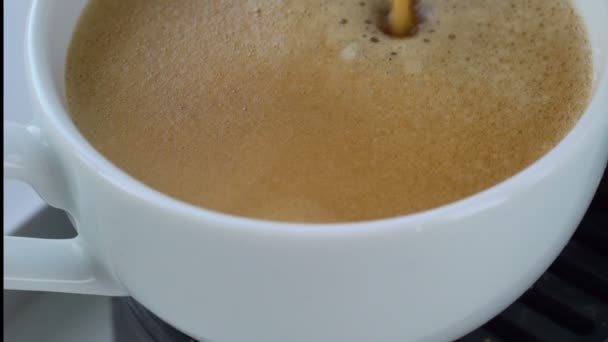 Espresso machine gieten koffie in cup — Stockvideo