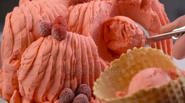 Ağır çekim ahududu gelato dondurma scooped