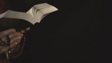 Hıristiyan kadın siyah arka plan üzerine İncil okuma