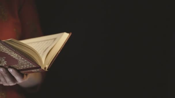 Руки женщин держат Коран - священная книга мусульман — стоковое видео