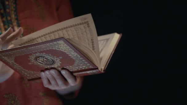 Kvinnans händer håller Koranen - helgedomen bokar av muslimer — Stockvideo