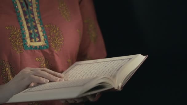 Womens handen bladeren door de pagina's van de Koran — Stockvideo