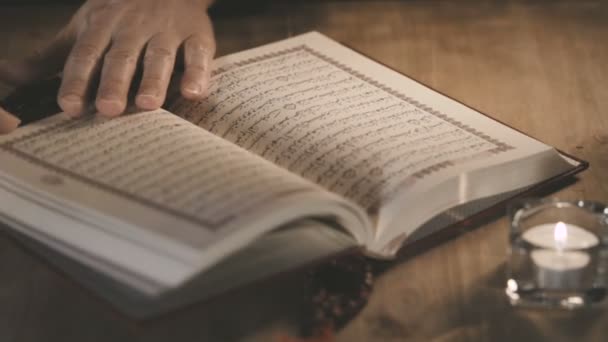 Mulher muçulmana lendo o Alcorão na mesquita — Vídeo de Stock