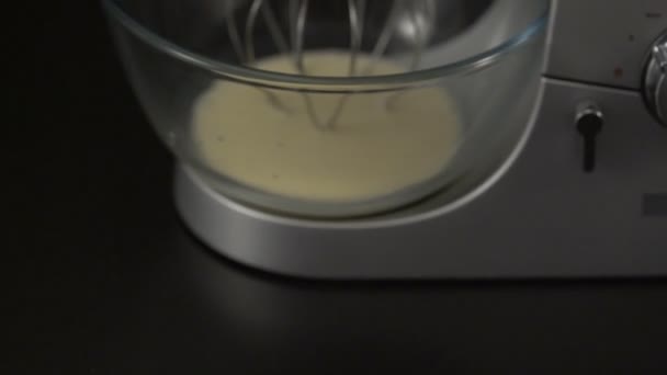 Mélangeur de cuisine avec bol en verre sur fond noir 