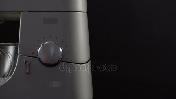 Рабочий кухонный миксер со стеклянной миской на черном фоне — стоковое видео