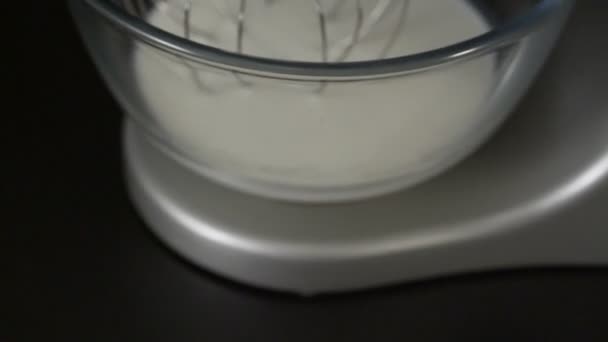 Рабочий кухонный миксер со стеклянной миской на черном фоне — стоковое видео