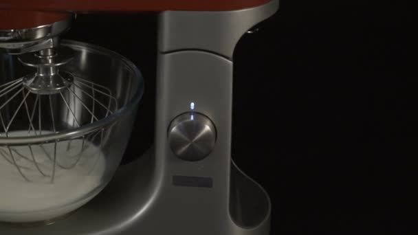 Mans hand switch op een keuken stand mixer met glazen kom — Stockvideo