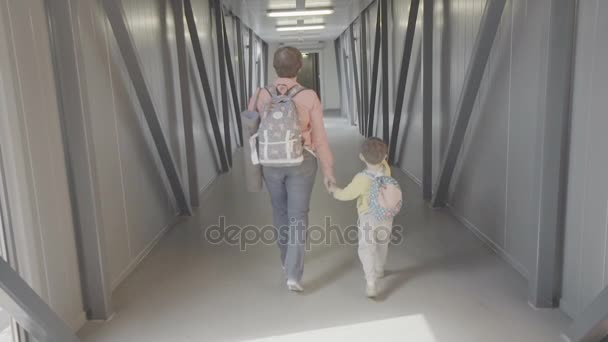 Matka i syn przy bramce terminali lotniska. Mama z dzieckiem na pokład samolotu. — Wideo stockowe