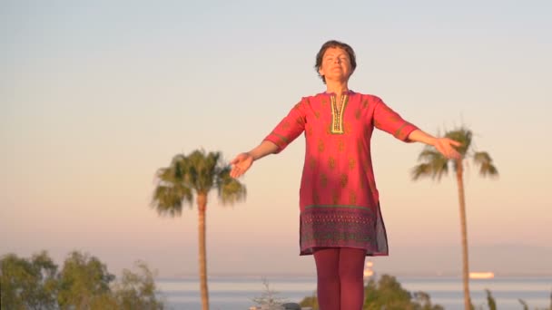 Žena cvičí jógu a meditace v ranní slunečný den pro dobré health.in měkké světlo — Stock video