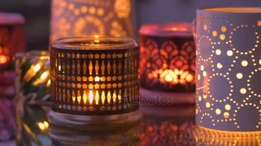 Mum ışıkları bir cam masa üzerine düşünceler ile çeşitli
