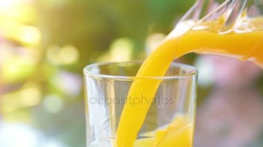 portakal suyu cam renkli arka plan üzerinde dökme