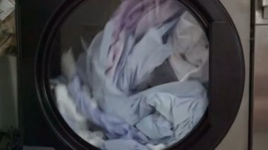 Modern çamaşır makinesinde renkli gömlek