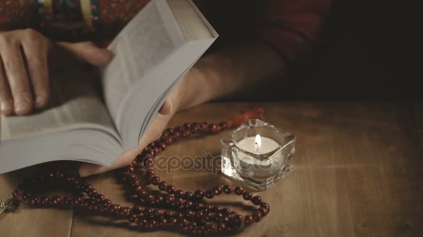 Χριστιανική γυναίκα διαβάζοντας τη Βίβλο σε φόντο ξύλινη — Αρχείο Βίντεο