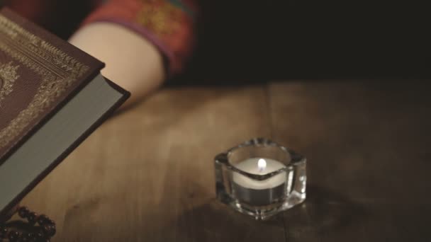 Femmes musulmanes lisant le Saint Coran 