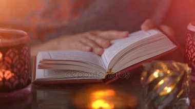 Kadın Mum ışıklı kitap okuma