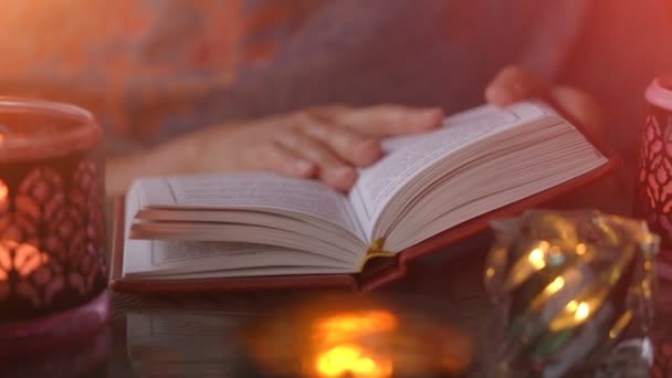 촛불 조명으로 책을 읽는 여자 — 비디오