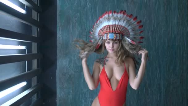 Sexy model w czerwone Body z native American fryzura pozowanie nad neonówki — Wideo stockowe