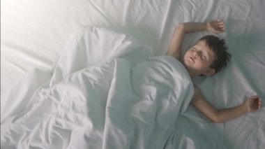 Küçük çocuk kadar uyku modundan çıkarma sonra yatakta uzanan