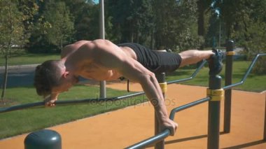 Açık bir spor salonunda egzersiz kas atlet