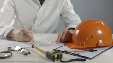 Mimar ya da plan üzerinde çalışıyor. Mimarlar işyeri - mimari proje, cetvel ve bölücü pusula. İnşaat kavramı